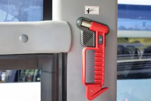 sejarah pemecah kaca bus